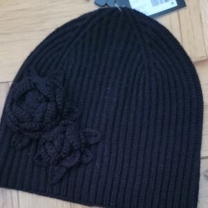 KATE SPADE/Elegant Black Knit Beanie with Floral Detail